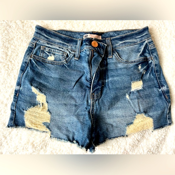 Distressed Cut off denim shorts / California closet staple! - Picture 2 of 5